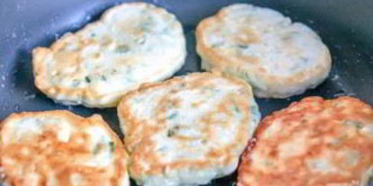 Шаг 5: закусочных оладий с зеленым луком и яйцом