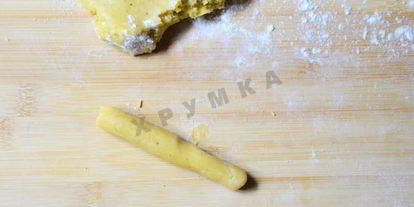 Шаг 5: печенья на сметане крендельки