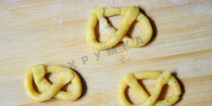 Шаг 7: печенья на сметане крендельки