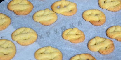 Шаг 9: печенья на сметане крендельки