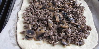 Шаг 10: открытого пирога с бараниной, грибами и помидорами