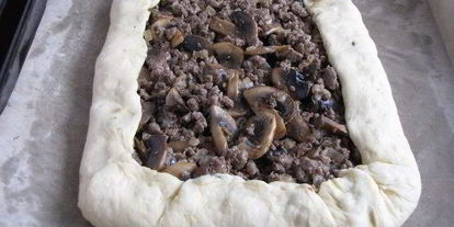 Шаг 11: открытого пирога с бараниной, грибами и помидорами