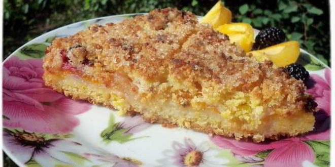 Рецепт песочного пирога с фруктами и белковой прослойкой