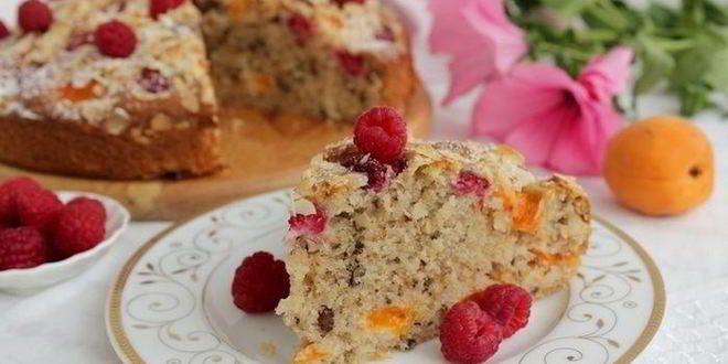 Рецепт Пирога с малиной, абрикосами и орехами