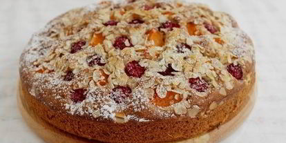 Шаг 8: пирог с малиной, абрикосами и орехами