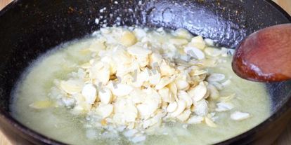 Шаг 8: пирога с миндальными лепестками