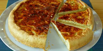 Шаг 22: пирога с плавленным сыром и луком