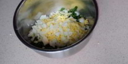 Шаг 2: пышного заливного пирога с яйцом и луком