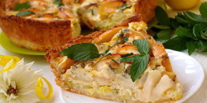 Рецепт яблочного пирога с луком и голубым сыром