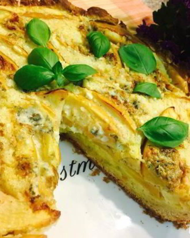 Рецепт яблочного пирога с луком и голубым сыром