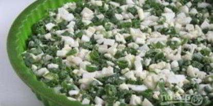 Шаг 2: заливного пирога с зеленым луком и яйцом