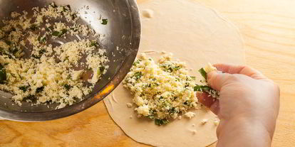 Шаг 14: кутабов с сыром и тархуном