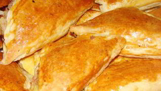 Рецепт Пирожков из слоеного теста с сыром и луком