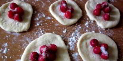 Шаг 9: пирожков из замороженной вишни