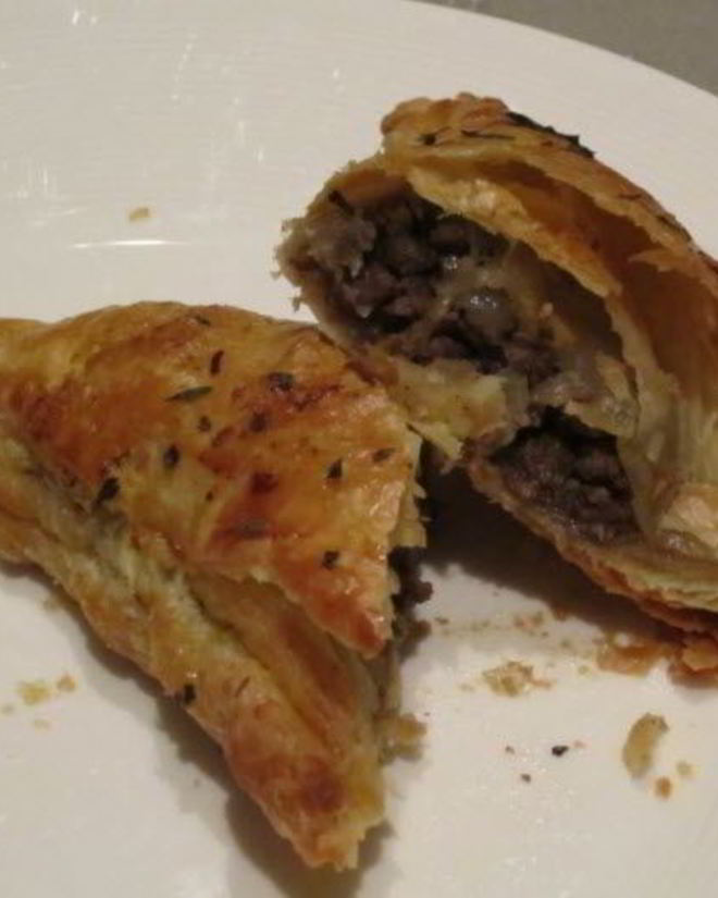 Рецепт пирожков с фаршем из слоеного теста