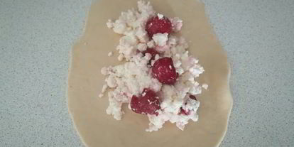 Шаг 2: пирожков с творогом и вишней