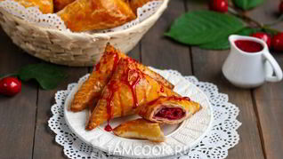 Рецепт Пирожков с вишней из слоеного теста