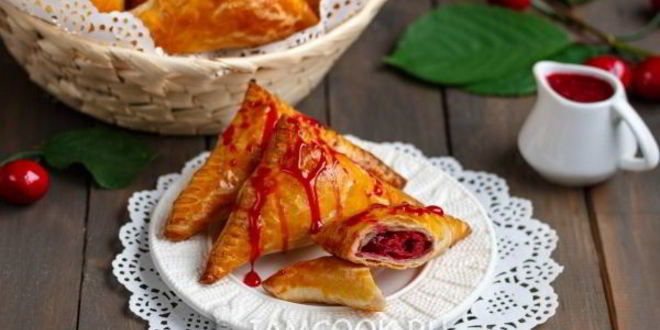 Рецепт Пирожков с вишней из слоеного теста