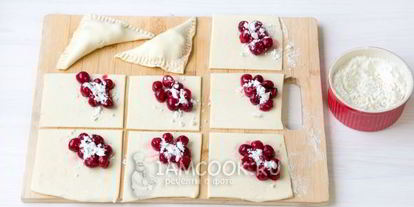 Шаг 12: пирожков с вишней из слоеного теста