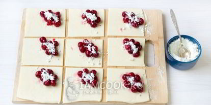 Шаг 9: пирожков с вишней из слоеного теста