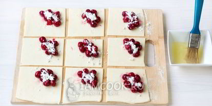 Шаг 11: пирожков с вишней из слоеного теста