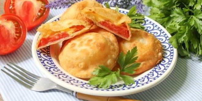Рецепт вкусных пирожков бомбочки с помидорами и брынзой