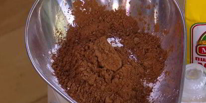 Шаг 3: брауни с вишнея