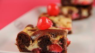 Рецепт Мраморного брауни с прослойкой из сливочного сыра и коктейльной вишни