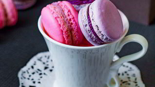 Рецепт Пирожных макарон с клубникой и черной смородиной