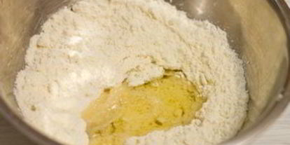 Шаг 3: пирожных макарон с клубникой и черной смородиной