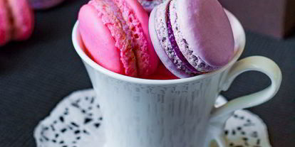 Шаг 20: пирожных макарон с клубникой и черной смородиной