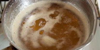 Шаг 6: пирожных макарон с клубникой и черной смородиной