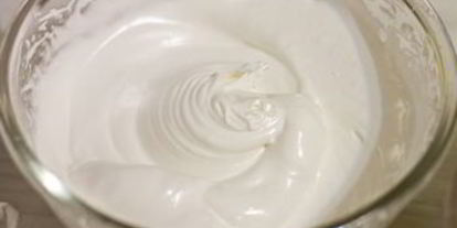 Шаг 7: пирожных макарон с клубникой и черной смородиной