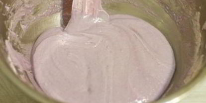 Шаг 8: пирожных макарон с клубникой и черной смородиной