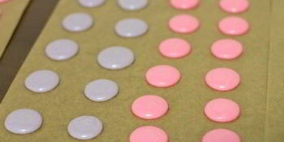 Шаг 9: пирожных макарон с клубникой и черной смородиной