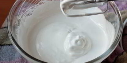 Шаг 15: пирожных макарон с клубникой и черной смородиной