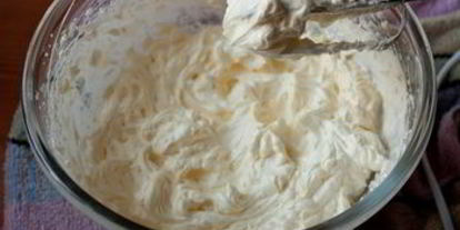 Шаг 16: пирожных макарон с клубникой и черной смородиной