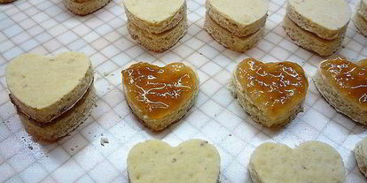 Шаг 9: пирожные-птифуров миндальных сердечки