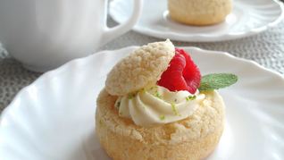 Рецепт Пирожных Шу с тестом Кракелин, заварным кремом Дипломат и свежей малиной