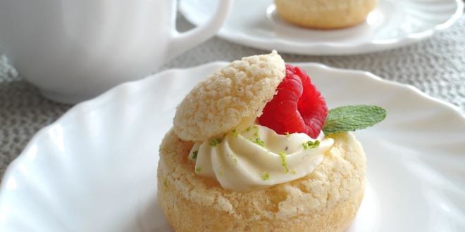 Рецепт Пирожных Шу с тестом Кракелин, заварным кремом Дипломат и свежей малиной