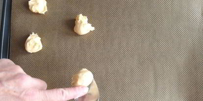 Шаг 16: пирожных шу с тестом кракелин, заварным кремом дипломат и свежей малиной