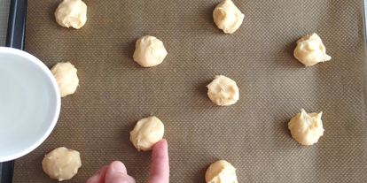 Шаг 17: пирожных шу с тестом кракелин, заварным кремом дипломат и свежей малиной