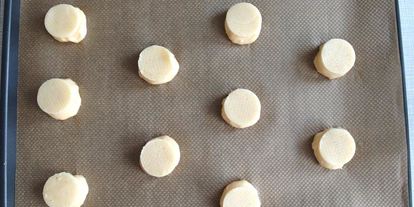 Шаг 18: пирожных шу с тестом кракелин, заварным кремом дипломат и свежей малиной