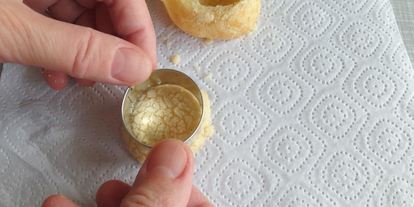 Шаг 24: пирожных шу с тестом кракелин, заварным кремом дипломат и свежей малиной