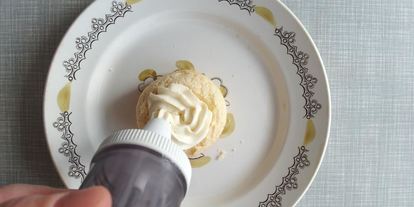 Шаг 25: пирожных шу с тестом кракелин, заварным кремом дипломат и свежей малиной