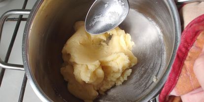 Шаг 3: пирожных шу с тестом кракелин, заварным кремом дипломат и свежей малиной