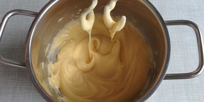 Шаг 5: пирожных шу с тестом кракелин, заварным кремом дипломат и свежей малиной