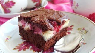 Рецепт Шоколадных брауни со сливочным сыром маскарпоне и свежими ягодами