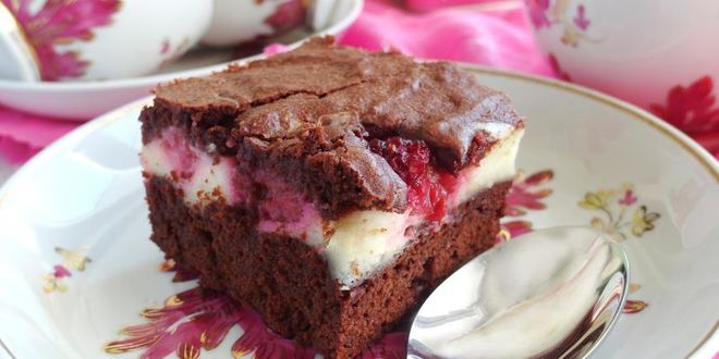 Рецепт Шоколадных брауни со сливочным сыром маскарпоне и свежими ягодами