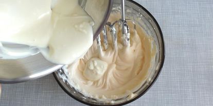 Шаг 6: шоколадных брауни со сливочным сыром маскарпоне и свежими ягодами